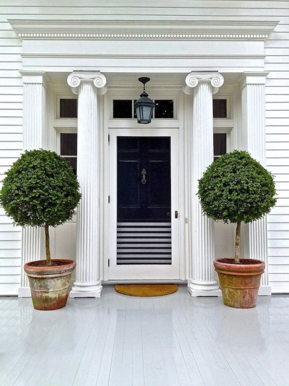 Aerin-Lauder-Hamptons-front-door